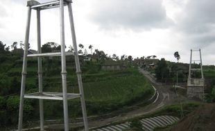 JEMBATAN GANTUNG: Pelaksana Proyek Mengklaim Pembangunan Jembatan Tak Molor