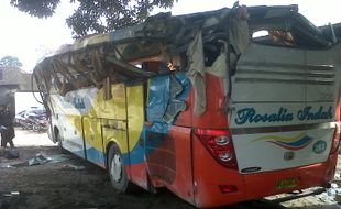 BUS ROSALIA INDAH TERGULING