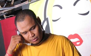 DISK JOCKEY(DJ): Anak Muda di Tengah Pesta