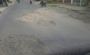 JALAN di MOJOSONGO TAK KUNJUNG DIPERBAIKI