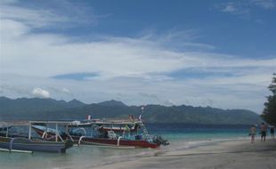 Pesona Laut di Pulau Seribu Masjid