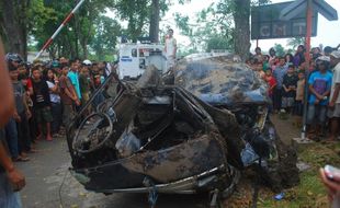 DITABRAK KERETA API, 10 PENUMPANG TEWAS