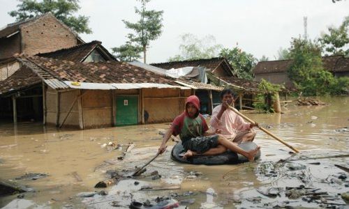 HUJAN DERAS, 5 Rumah Terendam & Bahu Jalan Ambrol