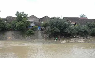 BUNUH DIRI: Kakek-kakek Tewas Ceburkan Diri Ke Sungai