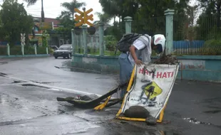 AWAS JALAN BERLUBANG