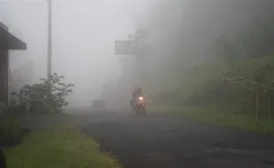 Kabut Tebal Selimuti Menoreh Sejak Pagi