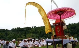 NYEPI 2015 : Sambut Nyepi 1937 Saka, Khusyuknya Melasti di Telaga Madirda Karanganyar