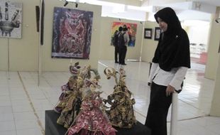 PAMERAN SENI RUPA: Menikmati Karya Seni Sekaligus Reuni