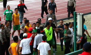 PERSIS VS PERSEBAYA: Diwarnai Keributan di Akhir Laga