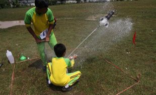 Lapangan Piyaman Dihujani Roket Air