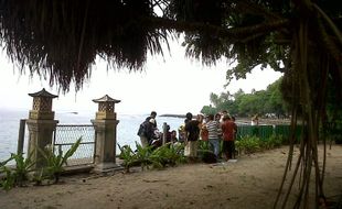 Berburu Cenderamata di Pantai Senggigi