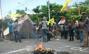 DEMO BBM: Mahasiswa Dirikan Tenda di Pertigaan UIN