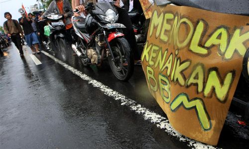 DAMPAK KENAIKAN HARGA BBM : Haryadi Tanda Tangan Petisi 