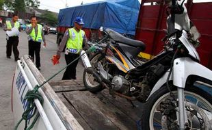 KECELAKAAN: Salip Truk, Jatuh, Pengendara Motor Tewas