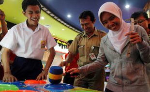 DIFABEL MENCOBA PERMAINAN DI MALL