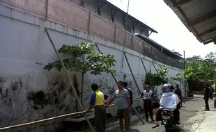 HUJAN LEBAT: Pagar Tembok Panti Asuhan Doyong, Warga Was-Was