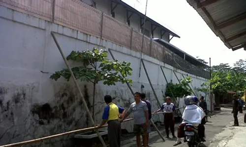 HUJAN LEBAT: Pagar Tembok Panti Asuhan Doyong, Warga Was-Was