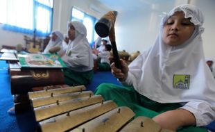 BELAJAR GAMELAN