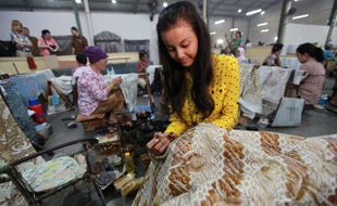 PUTRI TUNARUNGGU INDONESIA BELAJAR BATIK