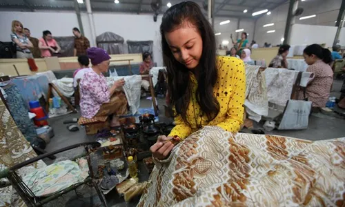 PUTRI TUNARUNGGU INDONESIA BELAJAR BATIK