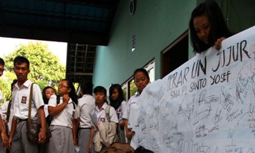 UJIAN NASIONAL (UN): Siswa Berikrar Jujur UN