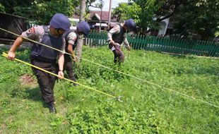 MENYISIR LOKASI LEDAKAN