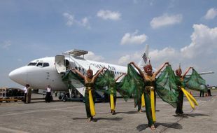 PENERBANGAN PERDANA TRIGANA AIR