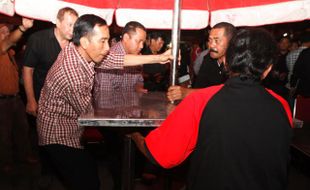 JOKOWI USUNG MEJA