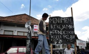 PASANG POCONG DI DEPAN SEKOLAH