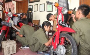 SISWA SMK PERBAIKI SEPEDA MOTOR GESANG