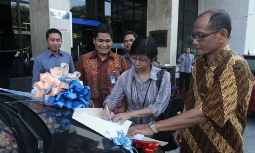 BRI SERAHKAN MOBIL HADIAH SIMPEDES