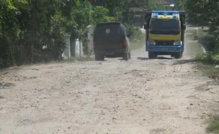 TRUK PASIR: Dilewati Truk Pasir, Jalan Watu Bonang – Pundungrejo Rusak Berat