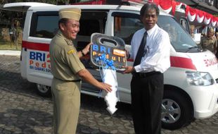  MOBIL AMBULANS: BRI Sukoharjo Sumbang Ambulans ke Pemkab