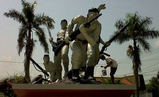  MENGECAT MONUMEN JUANG 1945 KLATEN