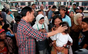 JOKOWI BERBINCANG DENGAN CALON PENUMPANG KRL