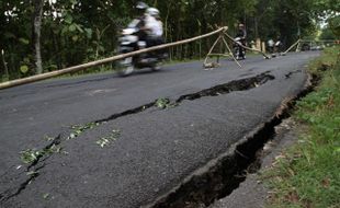 JALAN RUSAK: Akses GK-Jateng Terhambat  