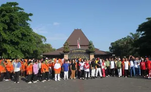   PERINGATI HARI KARTINI, Puluhan PNS Pria Merangkai Bunga 