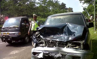   KECELAKAAN DI AMPEL, TUJUH PENUMPANG TERLUKA