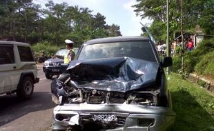  KIJANG VS MOBIL TRAVEL, 7 Orang Luka Berat dan Ringan