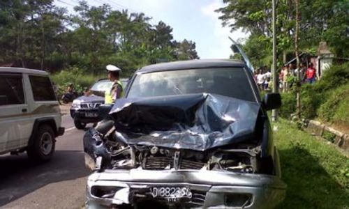  KIJANG VS MOBIL TRAVEL, 7 Orang Luka Berat dan Ringan