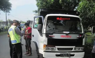 PENERTIBAN JALAN : Belasan Truk dan Bus Dirazia di Jl. Adi Soemarmo