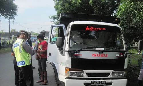 PENERTIBAN JALAN : Belasan Truk dan Bus Dirazia di Jl. Adi Soemarmo