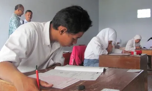 UN, SISWA TUNA RUNGU DAPAT SOAL LISTENING 