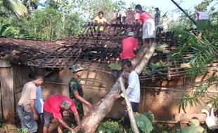 HUJAN ES dan ANGIN RIBUT Terjang Ngadirojo 