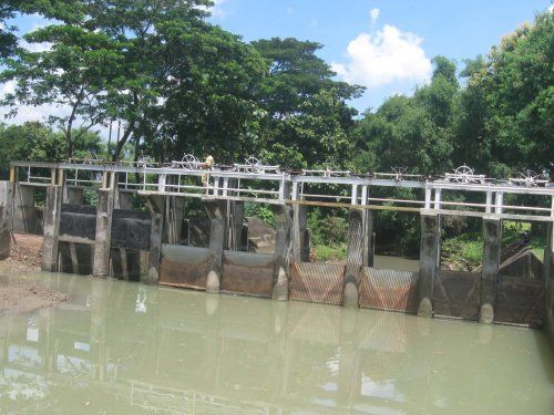 Sampah di Bendung Siluwur Sukoharjo