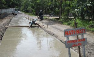 BETONISASI: Program Karya Bhakti Betonisasi Jalan 1.665 meter