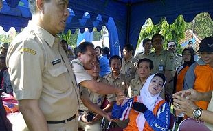 SEPAK BOLA HARI KARTINI: "Lawan" Wartawan Bupati Rina Tersungkur