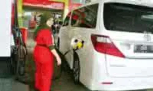 Alphard 'Minum' Premium Ramai Diperbincangkan di Twitter