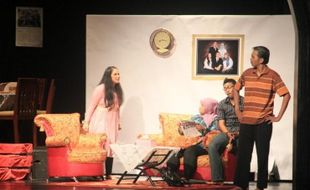 SENI TEATER: "Ada Kesenjangan Tua dan Muda"