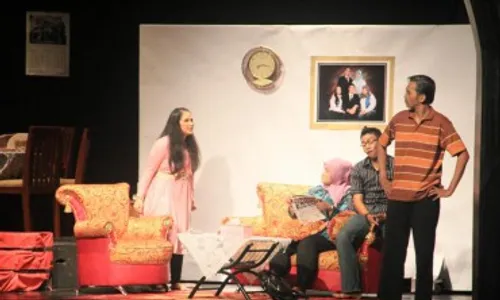 SENI TEATER: "Ada Kesenjangan Tua dan Muda"